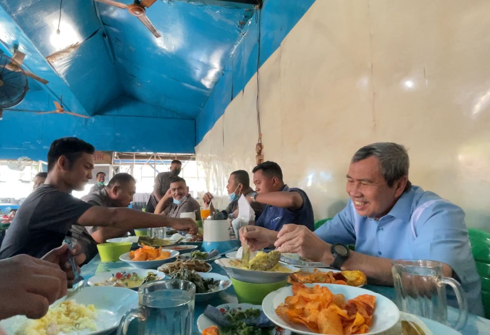 Gubri Ajak Musisi Jalanan Makan, Ini Kisahnya