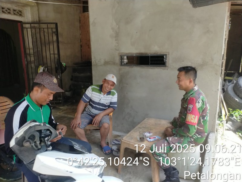 Babinsa Koramil 09/Kemuning Komsos untuk Meningkatkan Kesadaran dan Kerjasama dengan Warga