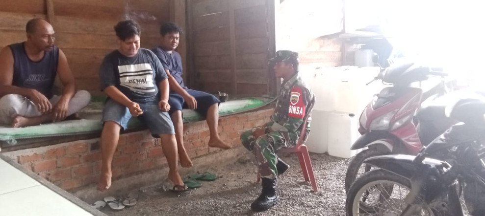 Dengan Komsos, Babinsa Koramil 09/Kmg Dapat Berikan Informasi Terkait Situasi di Binaan