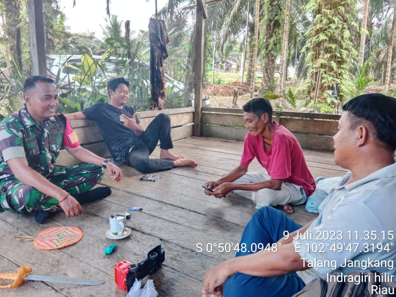 Duduk Santai Babinsa Koramil 09/Kemuning Dengan Warga Guna Ciptakan Tali Silaturahmi