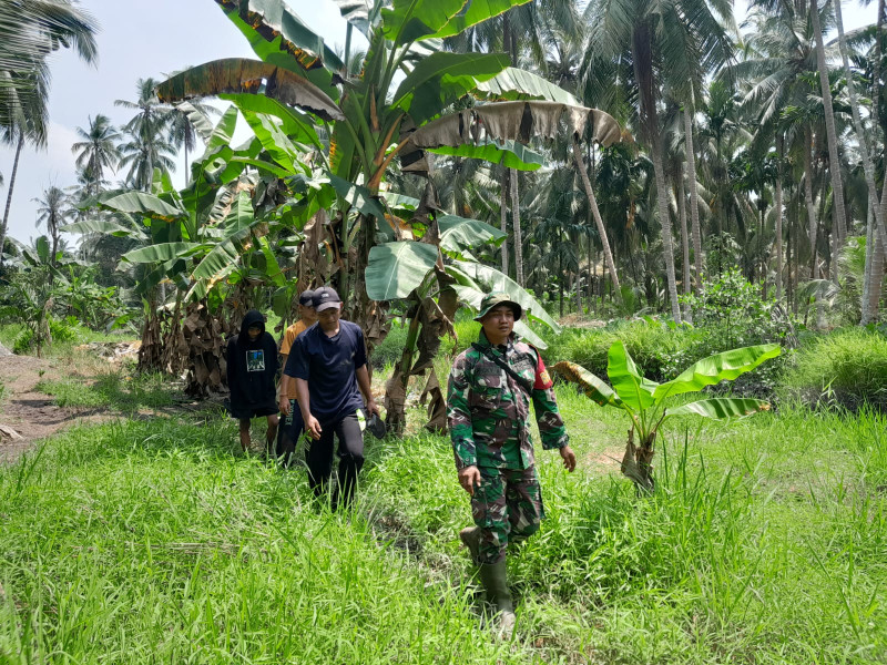 Babinsa 05/Gas Serda Ricky Lakukan Patroli Karlahut Di Desa Binaan Dengan Warga Setempat