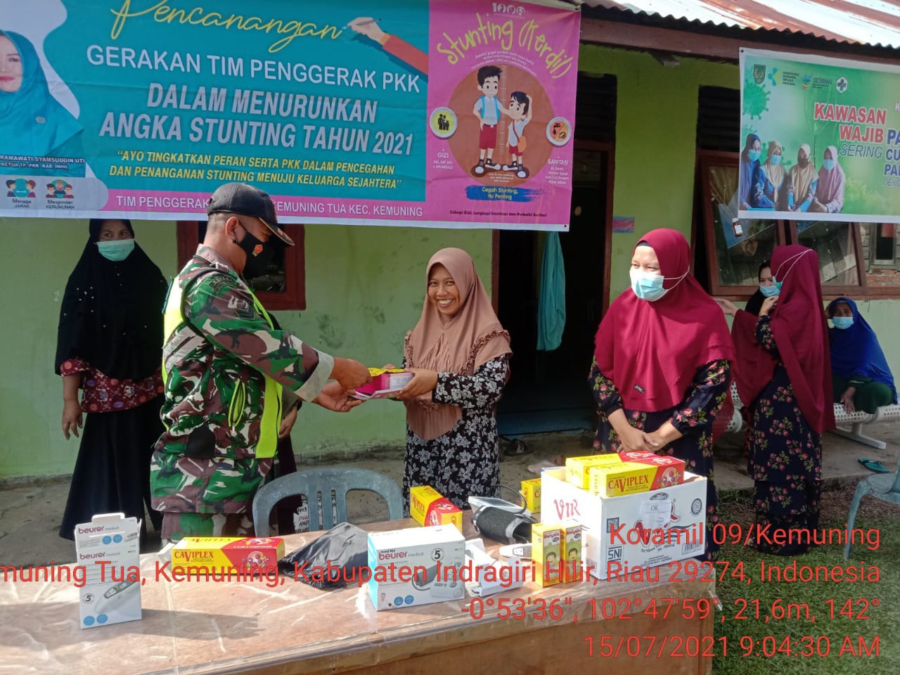 Peduli Kesehatan Masyarakat, Babinsa Dampingi  Pembagian Vitamin dan Masker di Kemuning Tua