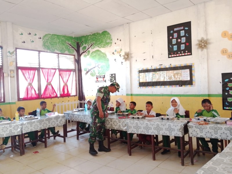 Makan Sehat Bergizi untuk Masa Depan Cerah, Babinsa Sertu Pardamaean : 807 Siswa di Kecamatan Kempas Nikmati Makanan Seimbang