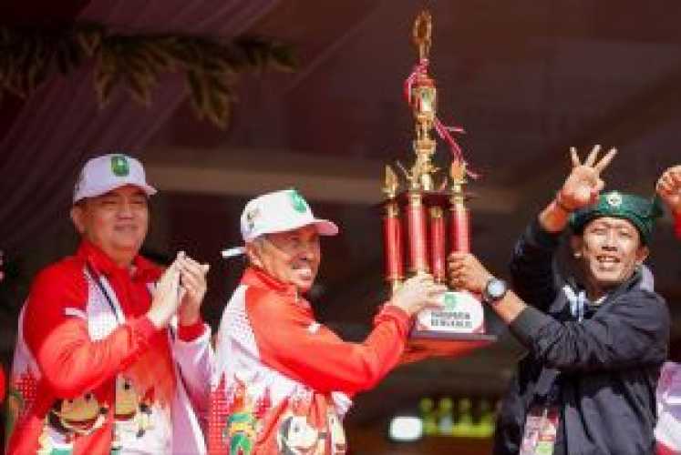 Porprov Riau X 2022 Sukses Digelar, Gubri Serahkan Piala Kepada Tim Bengkalis