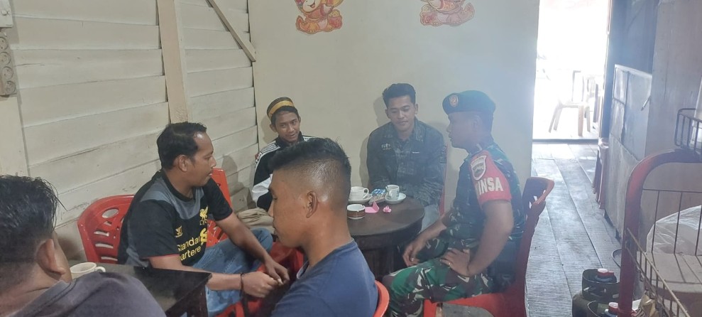 Babinsa Koramil 05/Gas Pratu Hafis Aktif Laksanakan Patroli Sinergitas dan Komsos  Di Desa Binaan