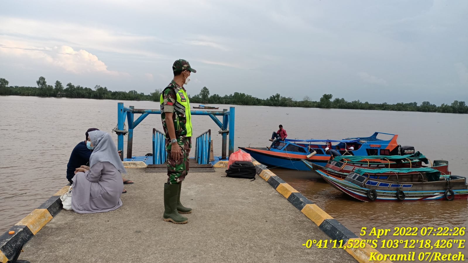 Puasa ke-3, Babinsa Koramil 07/Reteh Tetap Tegakkan Protokol Kesehatan