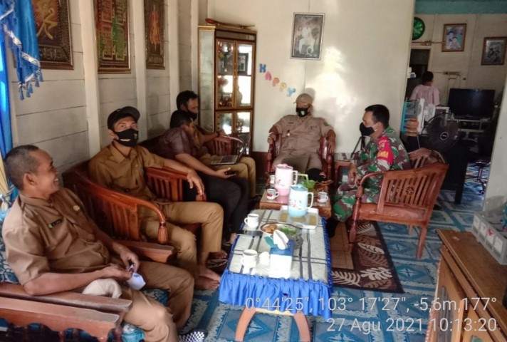 Bangun Sinergitas,  Babinsa 07/Reteh Gelar Komsos Bersama Perangkat Desa Sungai Asam