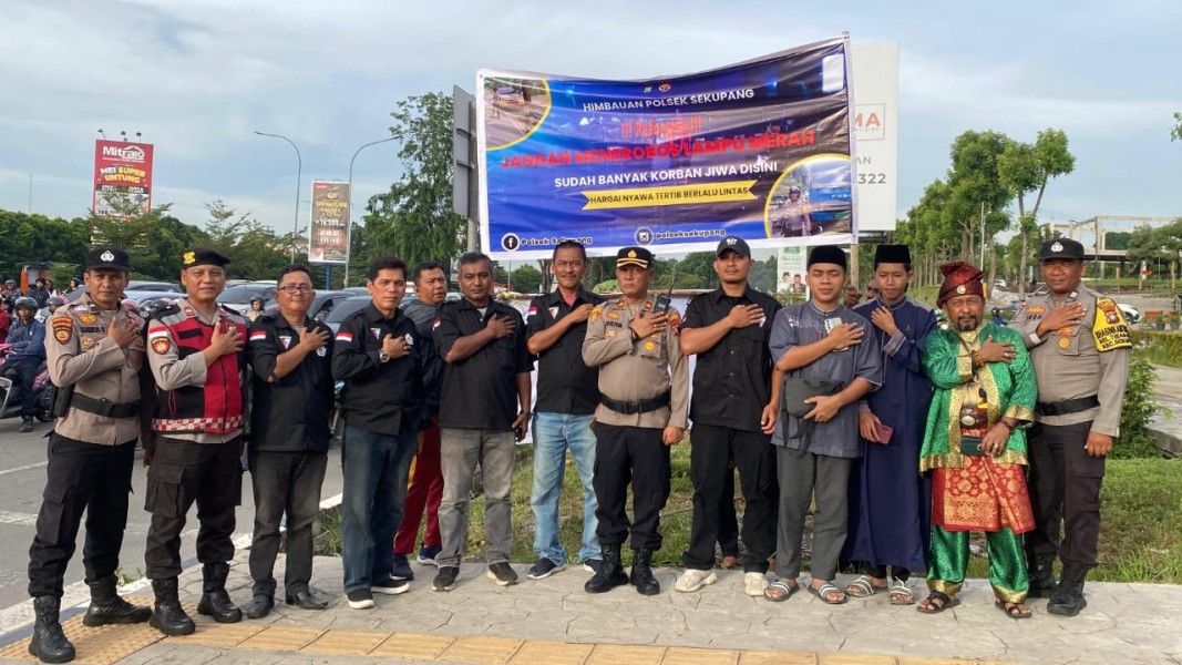 Polsek Sekupang Dan Tokoh Masyarakat Kampanyekan Keselamatan Berlalu Lintas Di Traffic Light Vitka Center Polsek Sekupang Dan Tokoh Masyarakat Kampanyekan Keselamatan Berlalu Lintas Di Traffic Light Vitka Center