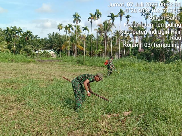 Danramil 03/Tpl Bersama Babinsa dan Warga Goro Bersihkan Lapangan Bola Kaki