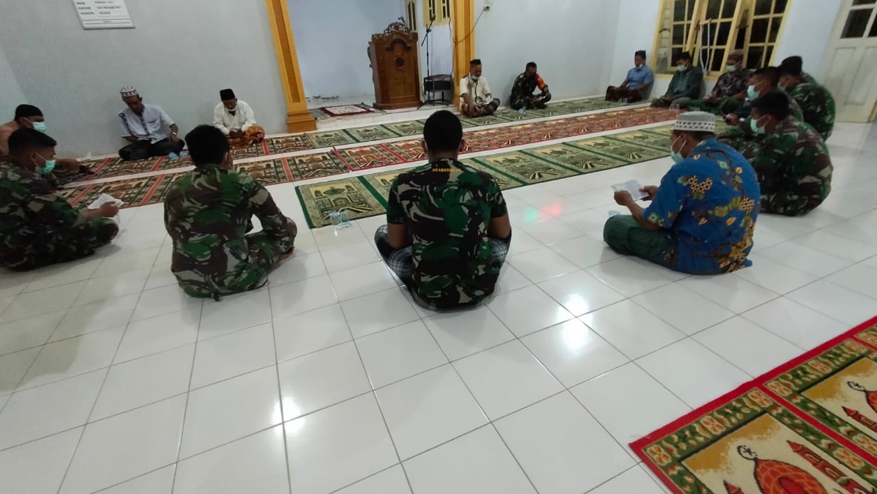 Anggota Satgas TMMD Yasinan Bersama Warga