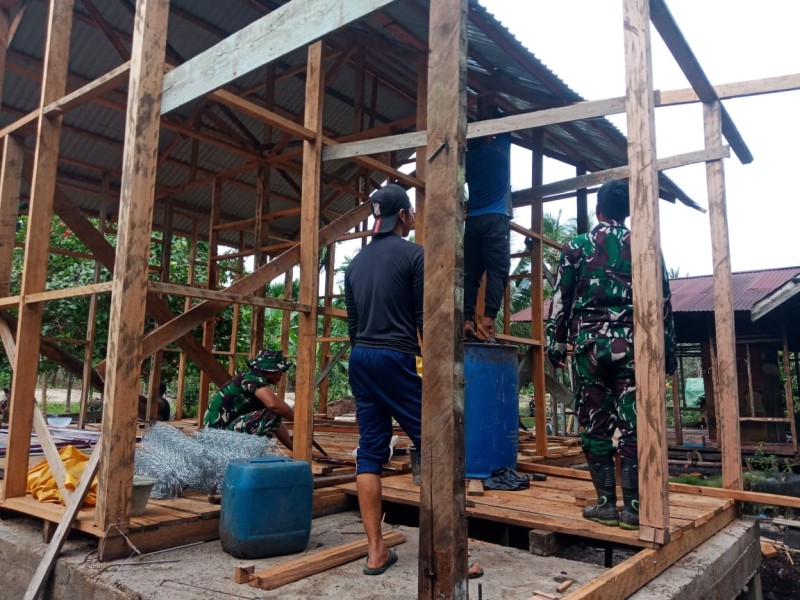 Bersama Warga, Satgas TMMD Kodim 0314/Inhil Gotong Royong Pasang Atap RTLH