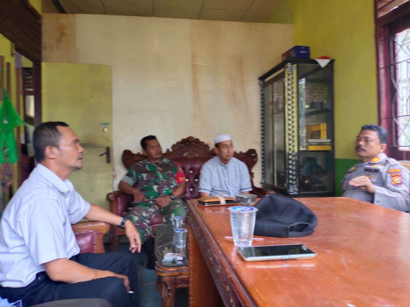 Babinsa Koramil 09/Kmg Berikan Amanah Ke Kades dan BPD Desa Lintas Utara dan Desa Nusantara Jaya