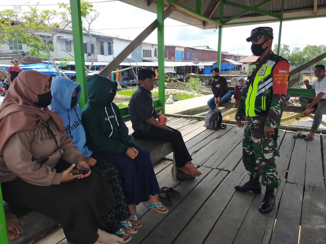 Babinsa 04/Kuindra Pantau Kelurahan Sapat Lakukan Penegakan Protkes