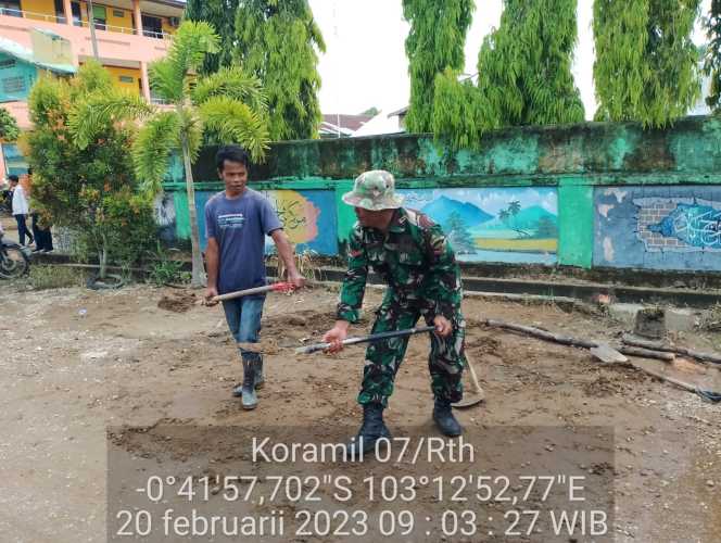 Babinsa Koramil 07/Reteh Lakukan Goro Untuk Memperbaiki Akses Jalan