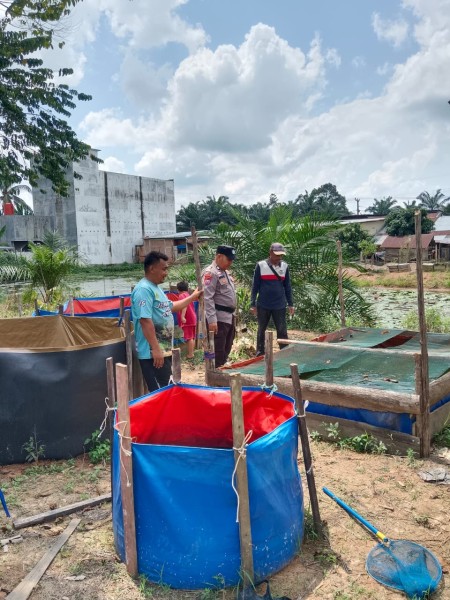 Bhabinkamtibmas Keritang Cek Program P2B Lele, Dukung Ketahanan Pangan Nasional