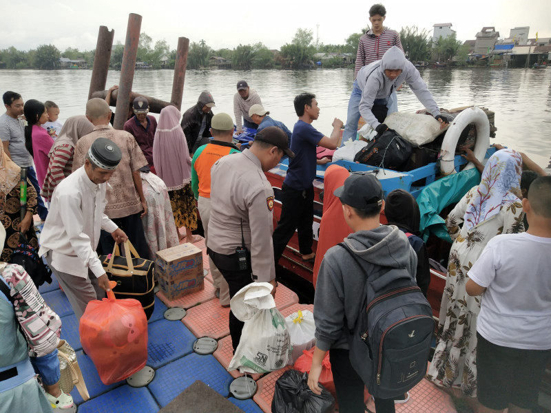 Polisi Penolong Masyarakat, Personel Polsek Gaung Bantu Penumpang Angkat Barang Bawaan Penumpang