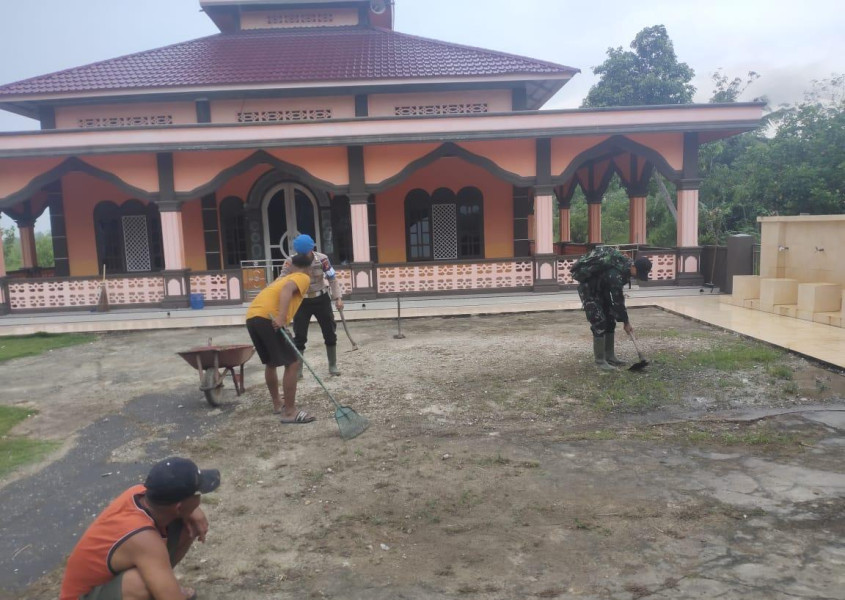 Babinsa 03/Tpl Bersama Bhabinkamtibmas Dan Warga Bersihkan Seputaran Masjid Guna Tingkatkan Kebersihan