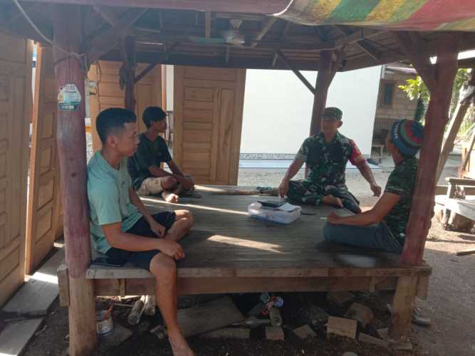 Sebagai Bentuk Kedekatan, Babinsa Koramil 09/Kemuning Jalin Silaturahmi Bersama Para Pemuda