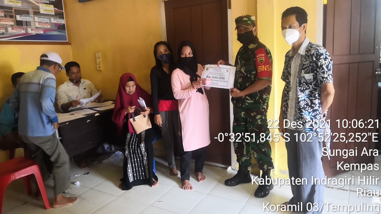 Babinsa 03/Tempuling Dampingi Penyaluran BLT DD kepada warga terdampak pandemi covid-19