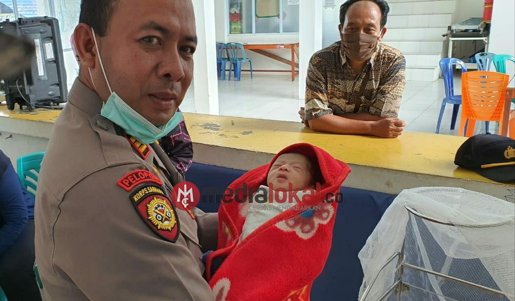 Bak Cerita Film, Bayi Cantik di Inhil ini Diduga Dibuang Orang Tuanya, Ditemukan di Depan Teras