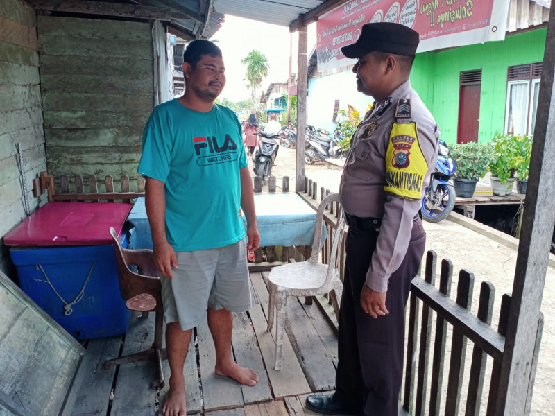 Bhabinkamtibmas Desa Terusan Kempas Brigadir Akmaluddin Sambang Desa Binaan dan Sampaikan Pesan Kamtibmas