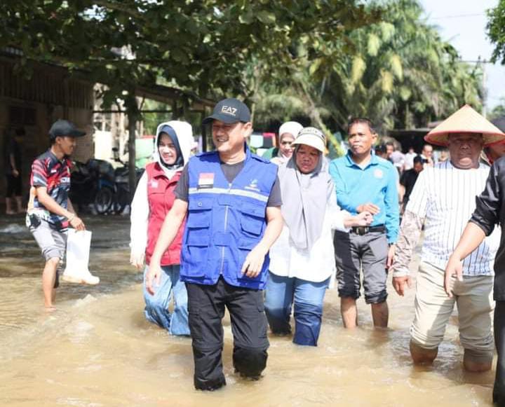 Pj Bupati Kampar Salurkan Sembako Kepada Masyarakat Terdampak Banjir