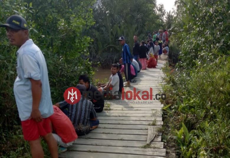 Syamsul Jatuh di Jembatan Sungai Pinggan Inhil, Anaknya Tenggelam dan Belum Ditemukan