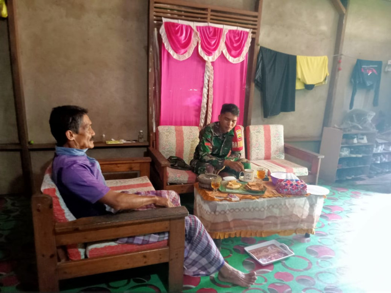 Babinsa Pratu Salman Jalin Silaturahmi dan Berbagi Informasi Bersama Kepala Desa