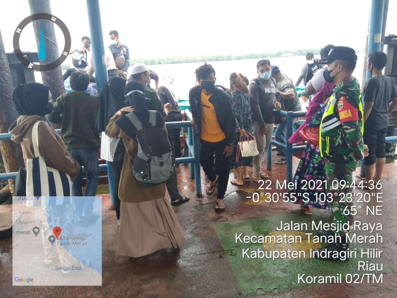 Babinsa Tanah Merah Rutin Lakukan Penegakan Protokol Kesehatan di Pelabuhan