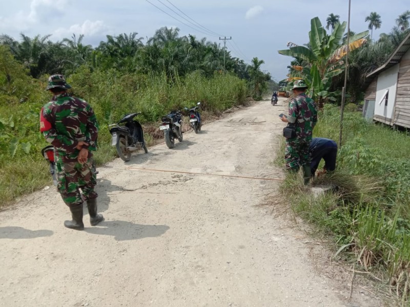 Danramil 04/Kuindra Pantau Langsung Pekerjaan TTMD di Desa Karya Tuna Jaya