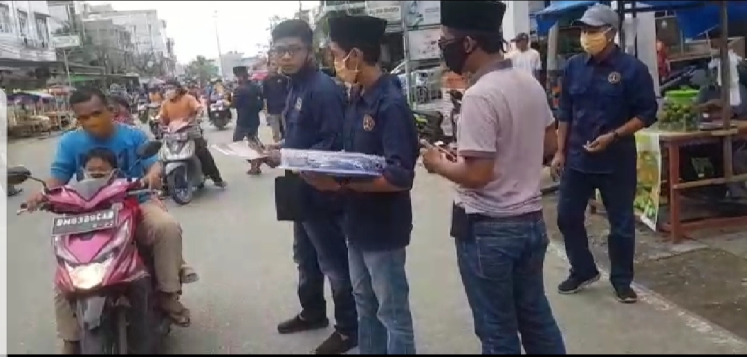 Turun ke Jalan, PWI Inhil Bagi-bagikan Masker Gratis dan Jadwal Imsakiyah Ramadhan 1441 H