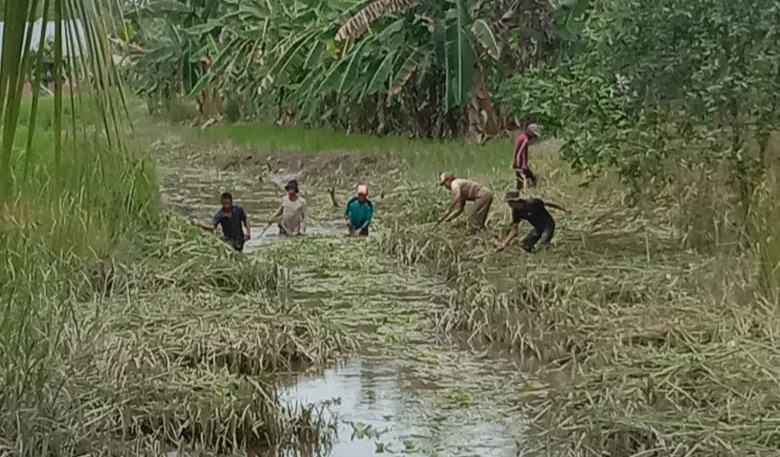Warga Rutin Gotong Royong Bersihkan Anak Sungai di Tanjung Harapan