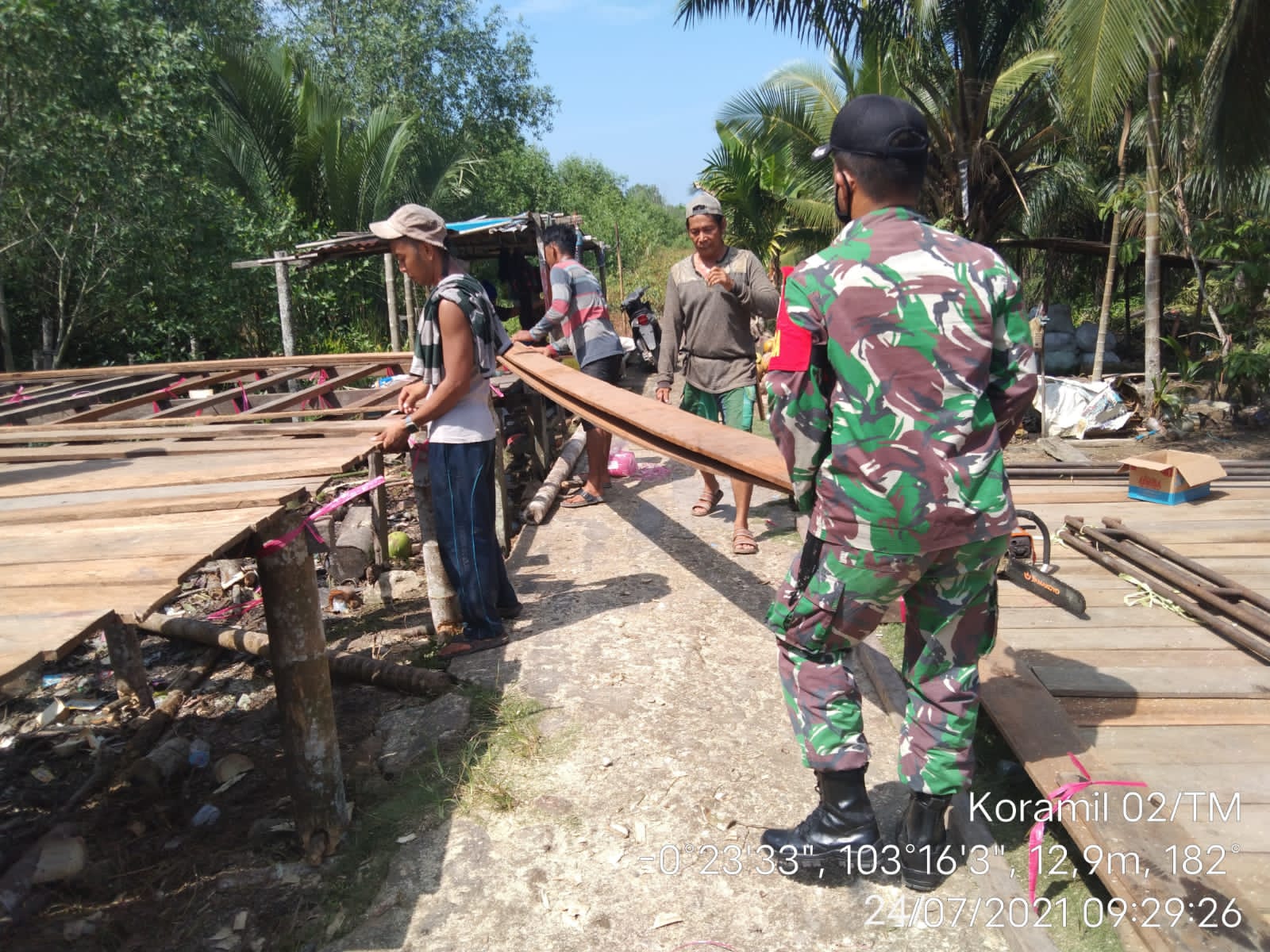 Babinsa 02/Tanah Merah Goro Bantu Warga Buat Panggung untuk Hajatan