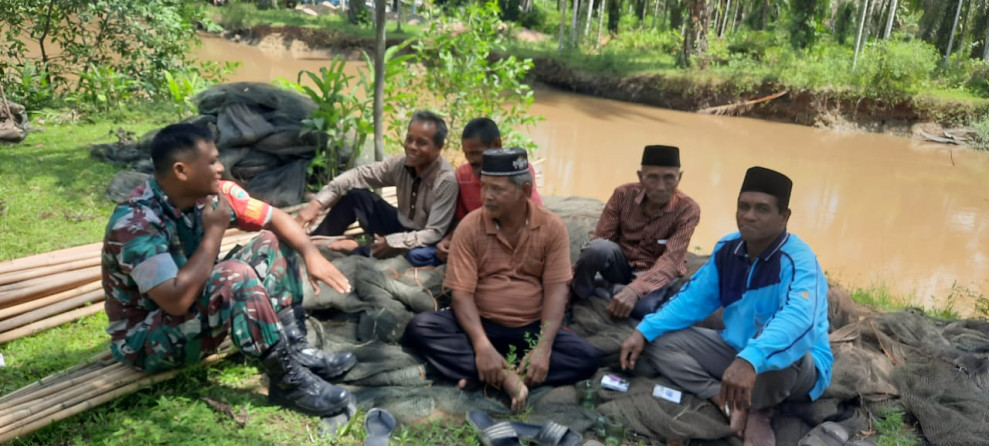 Sambut HUT RI Ke-78, Babinsa Koramil 03/Tpl Himbau Warga Pasang Bendera Merah Putih