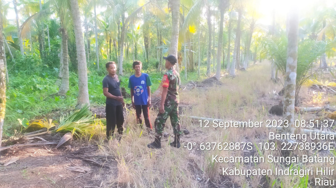 Cegah Kebakaran, Babinsa Koramil 07/Reteh Pantau Titik Api di Binaan