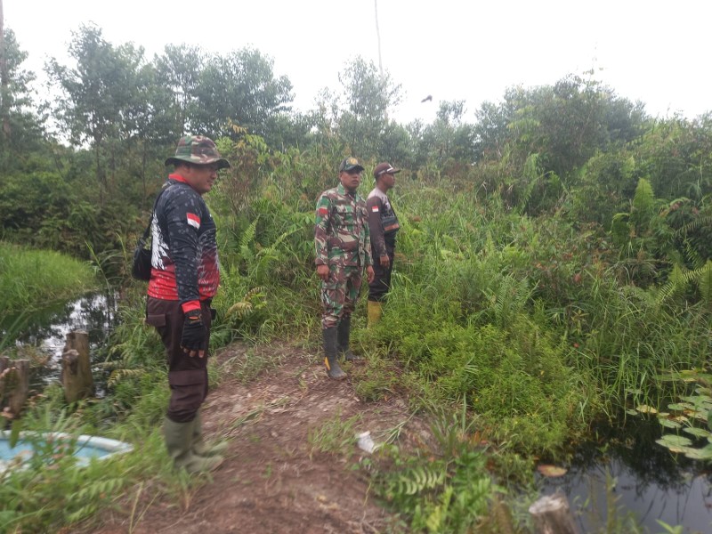 Antisipasi Kebakaran Lahan dan Hutan, Babinsa Koramil 05/Gas Pratu Sandi Bersama Masyarakat Laksanakan  Patroli Karlahut