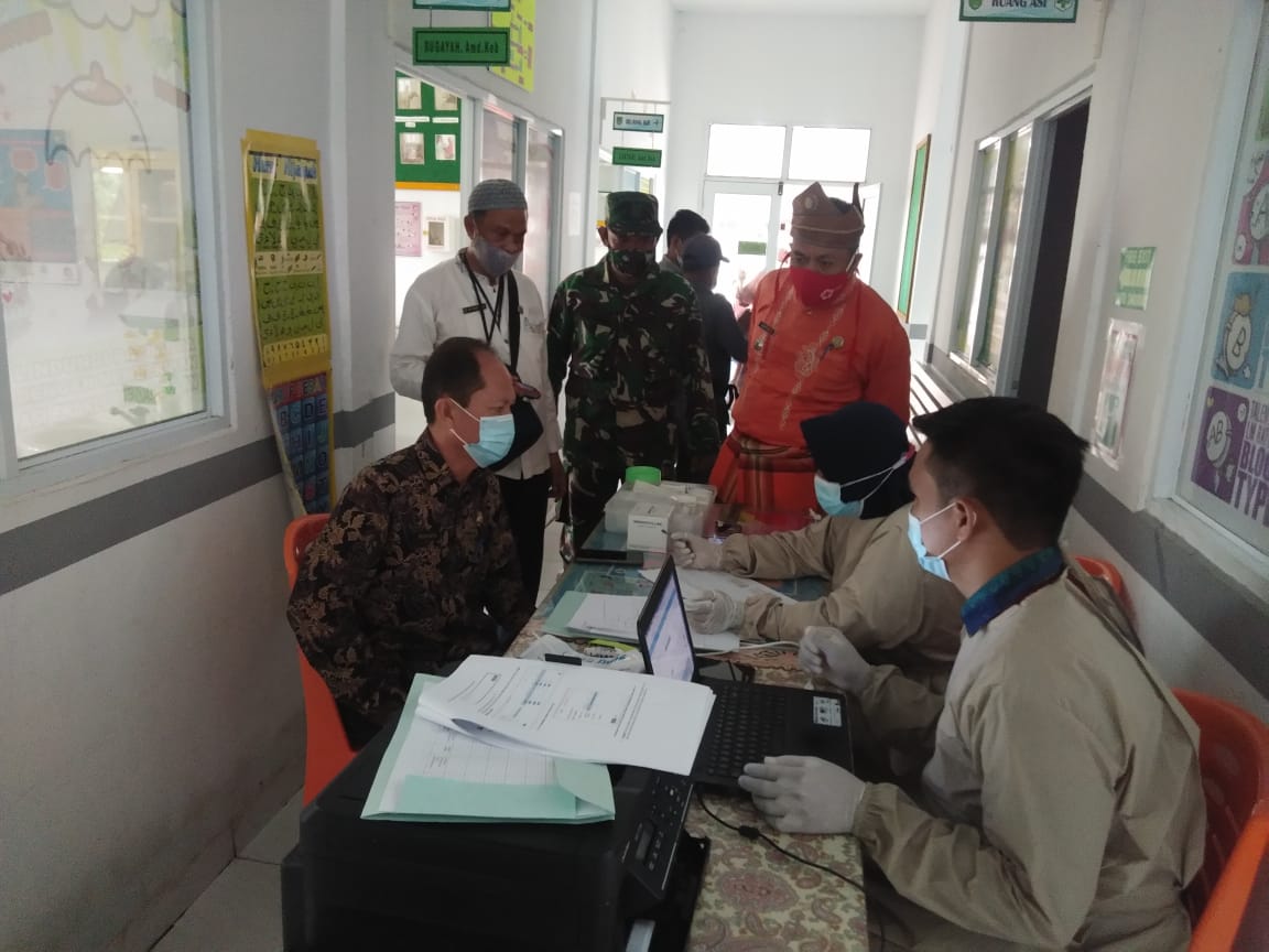 Koramil 04/Kuindra dan Polsek Lakukan Pengamanan Vaksinasi di Concong