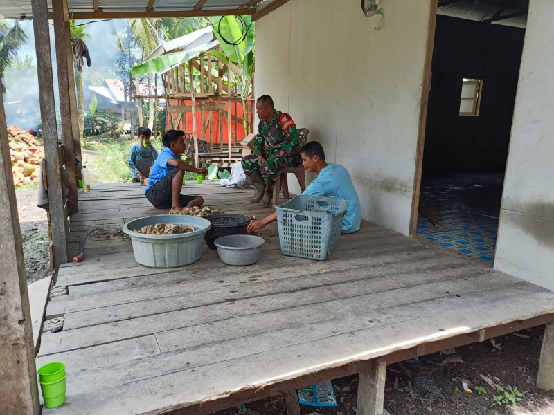 Babinsa Koramil 05/Gas Serda Rudi Hartono Rutin Laksanakan Komsos Dengan Masyarakat