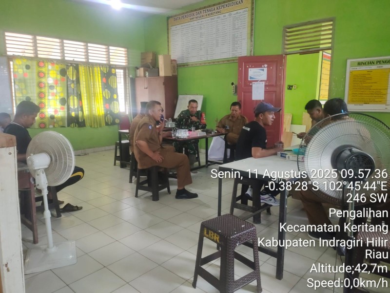 Babinsa Pengalihan Keritang Koramil 09/Kemuning Laksanakan Komsos dengan Aparat Desa