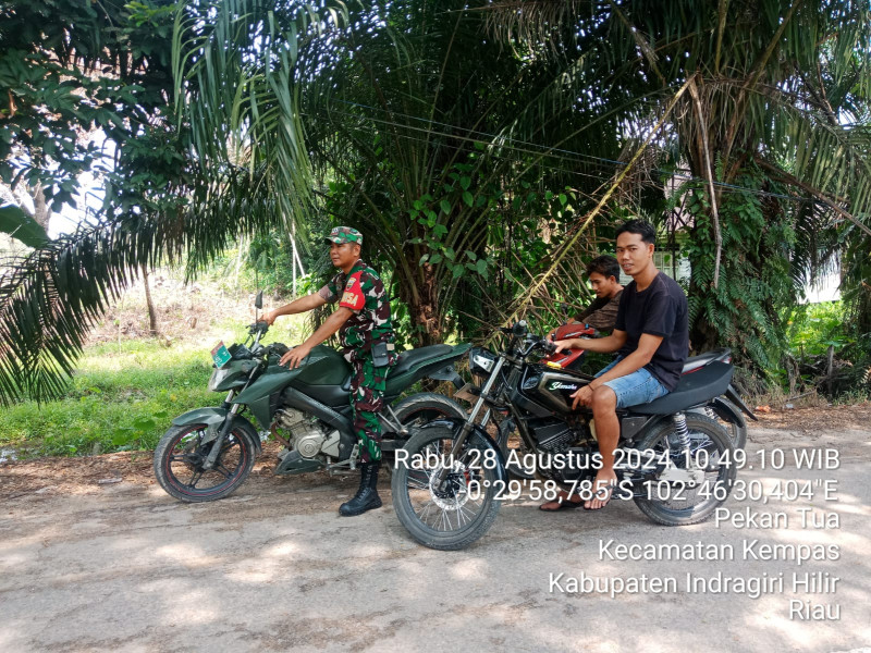 Gunakan Motor Dinas, Babinsa 03/Tpl Bersama Pemuda Keliling Desa Binaan