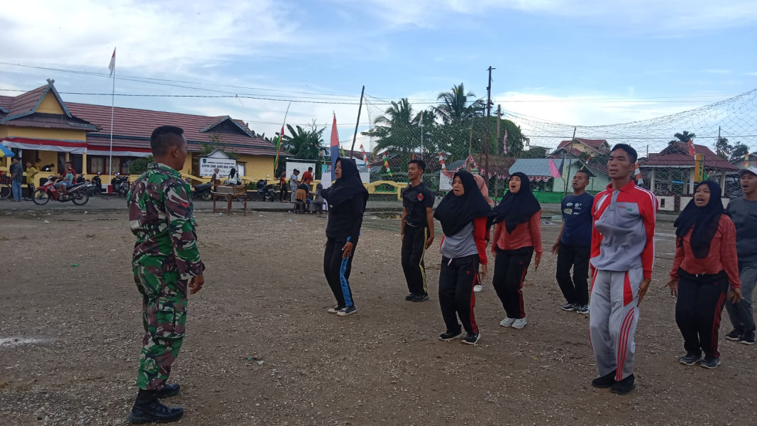 Babinsa 05/Gas Kopda Umar Nasution Melaksanakan Kegiatan Latihan PASKIBRAKA Dalam Rangka Menyambut HUT - RI KE-78
