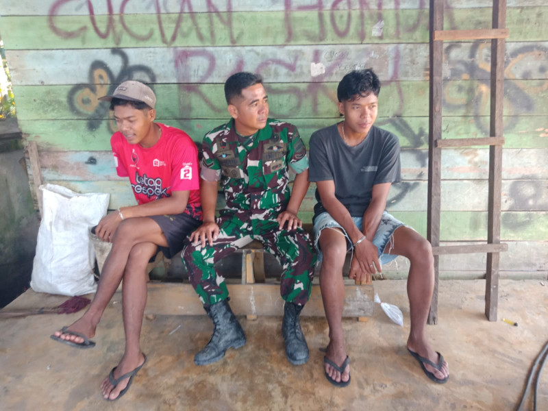 Menjalin Keakraban Babinsa 03/Tpl Serda Riko Saputra Komsos Dengan Pemuda Binaan
