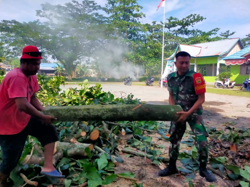 Wujudkan Kebersamaan, Babinsa Koramil 09/Kemuning Timbulkan Rasa Kekompakan Saat Bergotong-royong
