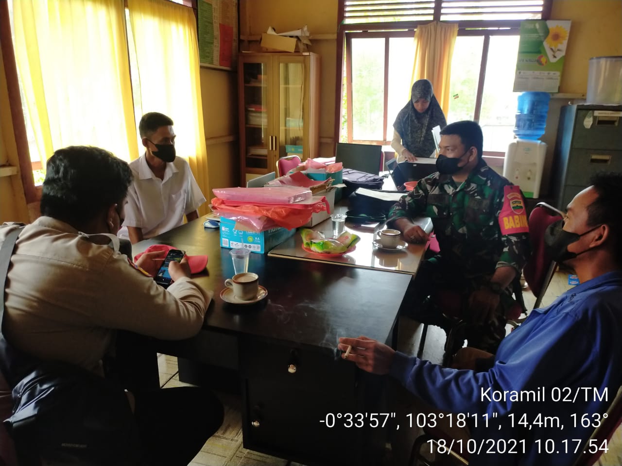 Babinsa Koramil 02/Tanah Merah Komsos di Desa Sungai Nyiur