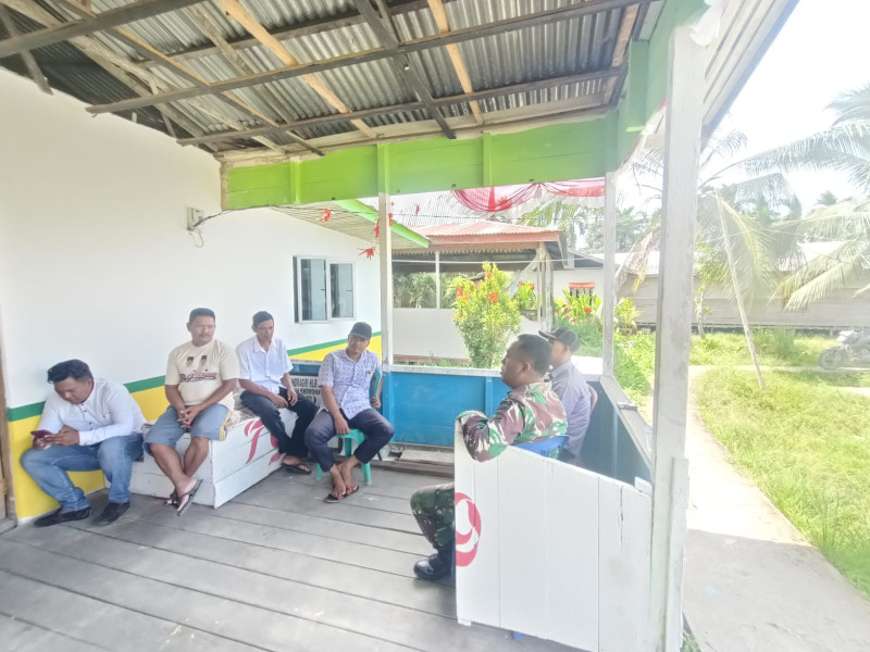 Babinsa Koramil 07/Reteh Terus Perkuat Silaturrahmi di Kampung Pancasila