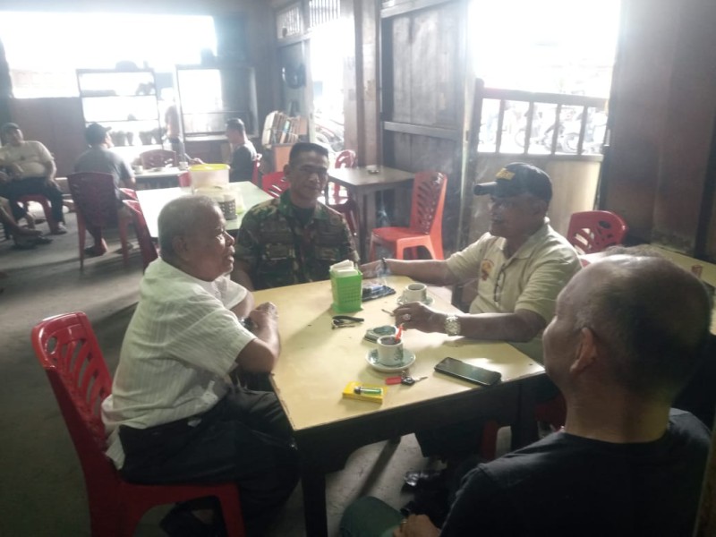 Di Momen Idul Adha, Babinsa Serka Hendra Putra Lakukan Komsos untuk Meningkatkan Tali Silaturahmi dengan Masyarakat