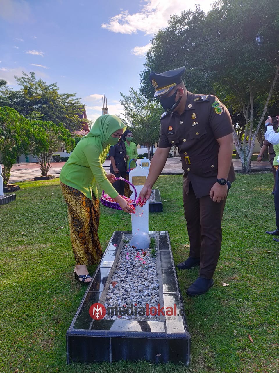 Pengurus Dharmakarini Kejari Bengkalis Turut Ziarah Ke Makam Pahlawan Kusuma Ksatria Pengurus Dharmakarini Kejari Bengkalis Turut Ziarah Ke Makam Pahlawan Kusuma Ksatria