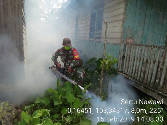 Cegah DBD, Koramil 05/GAS Bersama Puskesmas Fogging 92 Unit Rumah Warga dan Sekolah