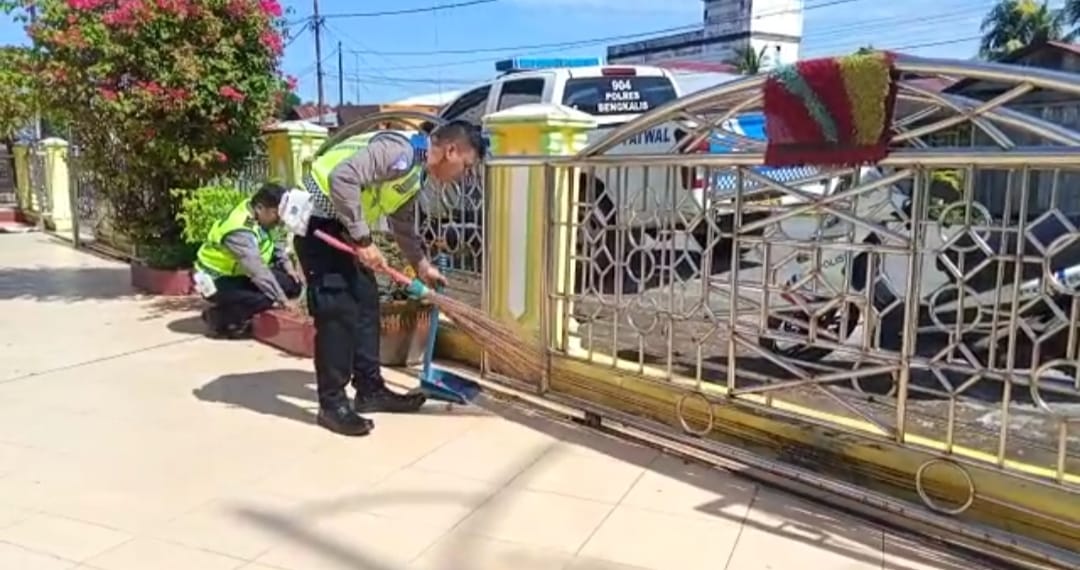 Sesuai Arahan Kapolres Bengkalis, Satlantas Bantu Peralatan Kebersihan Masjid