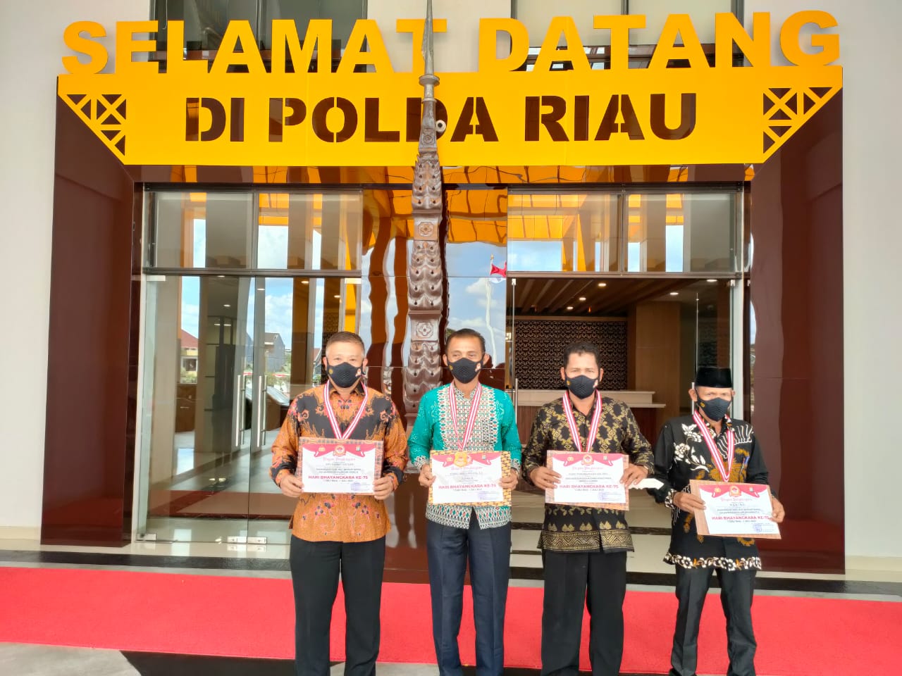 Empat Tokoh Masyarakat Inhil Sabet Penghargaan dari Polda Riau